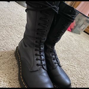 Dr. Martens Boots Women’s 9